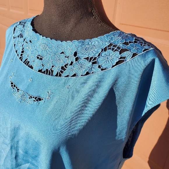 Lauren Conrad Sleeveless Blue Floral Embroidered Keyhole Back Shirt Size Medium - Picture 5 of 12